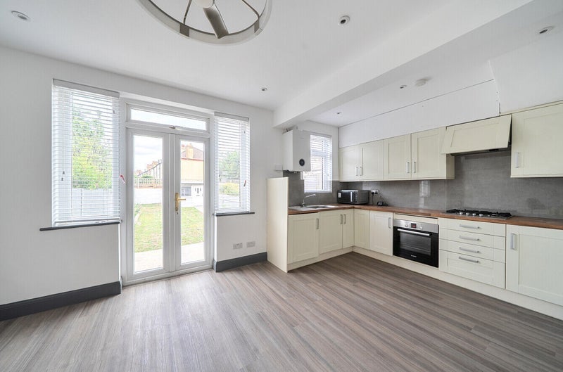 Room Laings Avenue in Greater London
