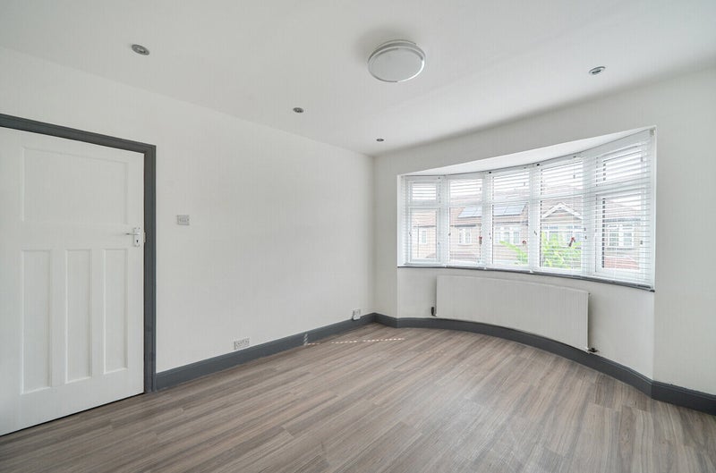 Room Laings Avenue in Greater London