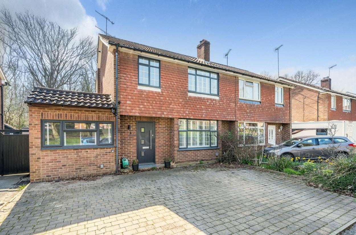 House Rowhill Crescent in Rushmoor