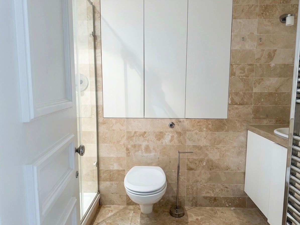 Flat Chantry Square in Greater London