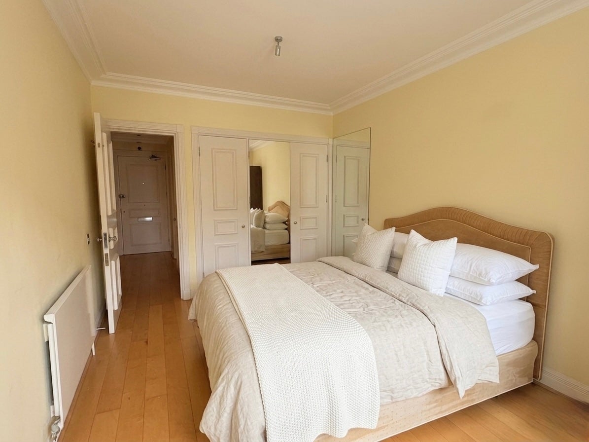 Flat Chantry Square in Greater London