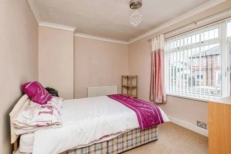 Room Longfield Grove in Leeds