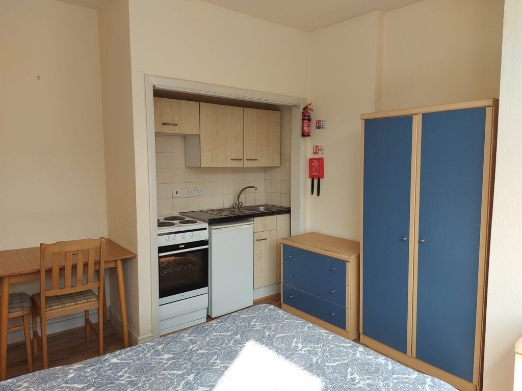 Room Chichele Road in Greater London