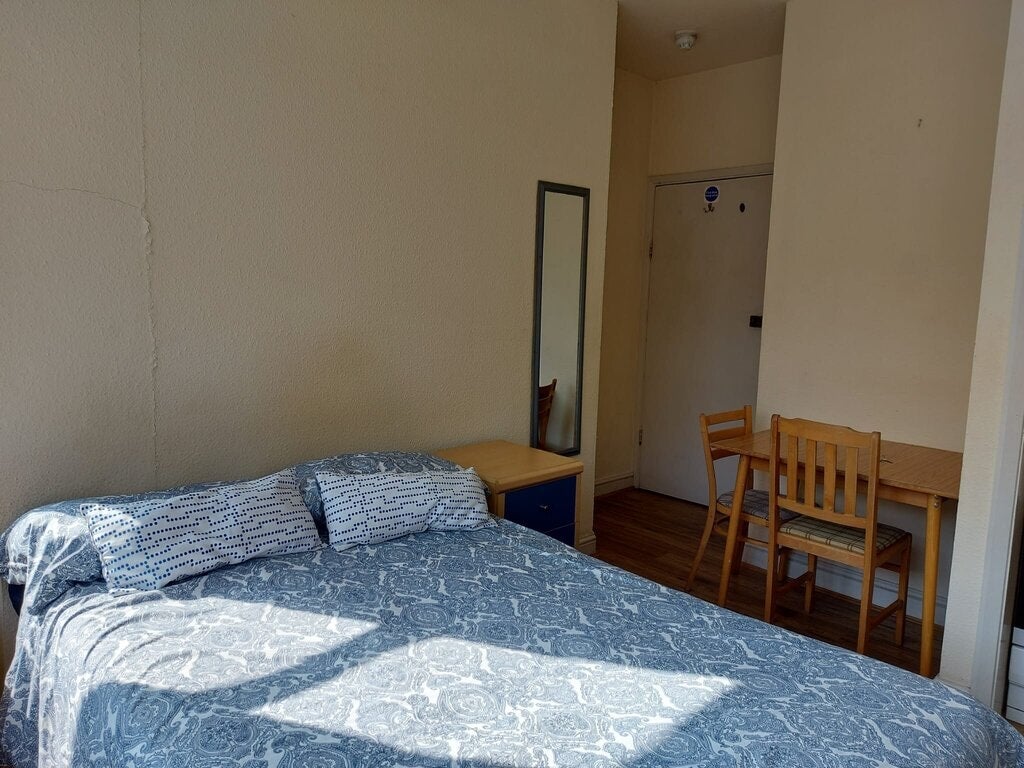 Room Chichele Road in Greater London