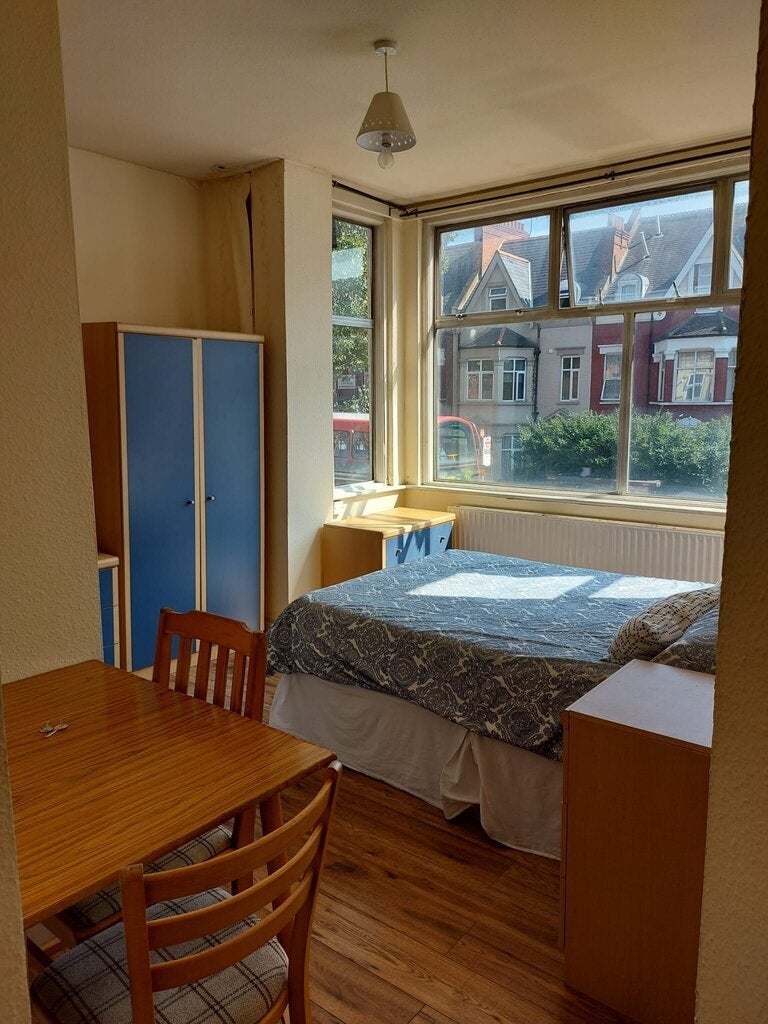 Room Chichele Road in Greater London