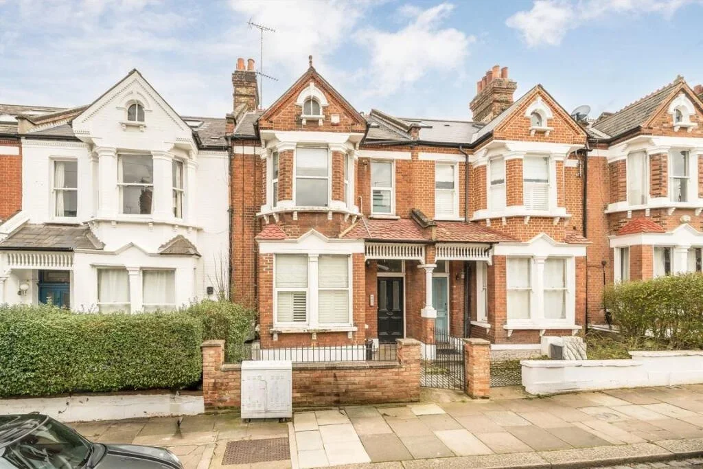 Flat Killyon Road in Greater London