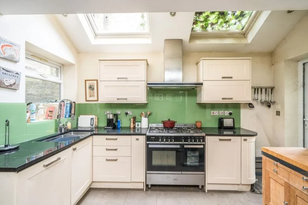 Flat Killyon Road in Greater London