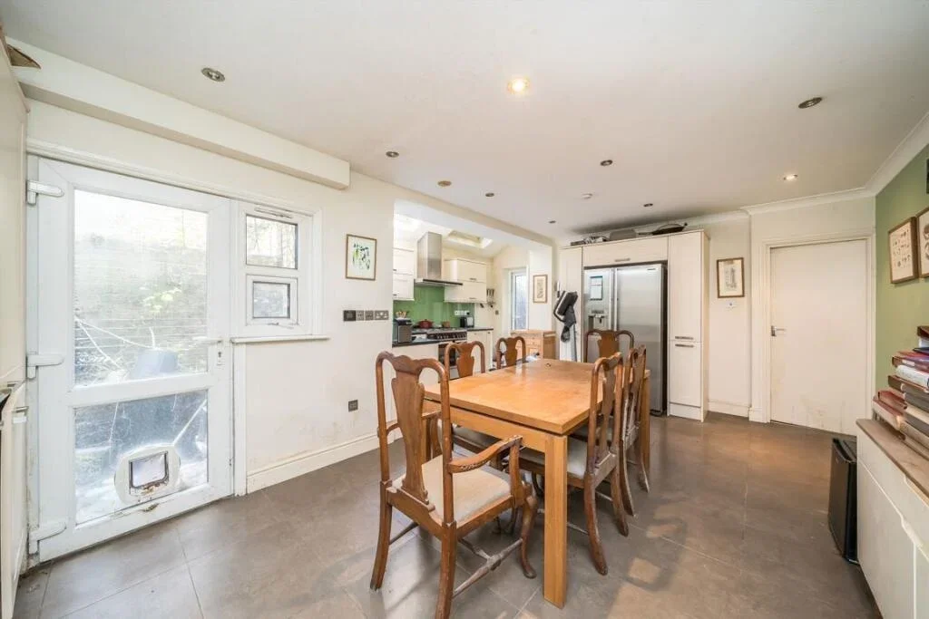 Flat Killyon Road in Greater London