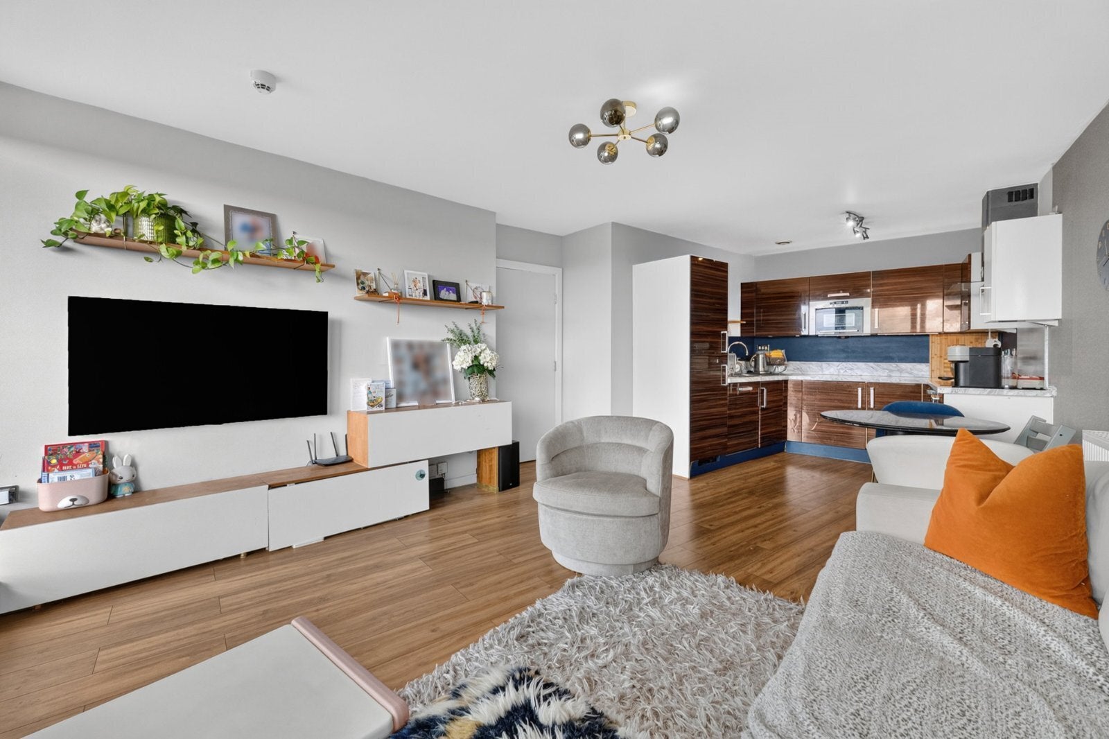 Flat Mapleton Road in Greater London