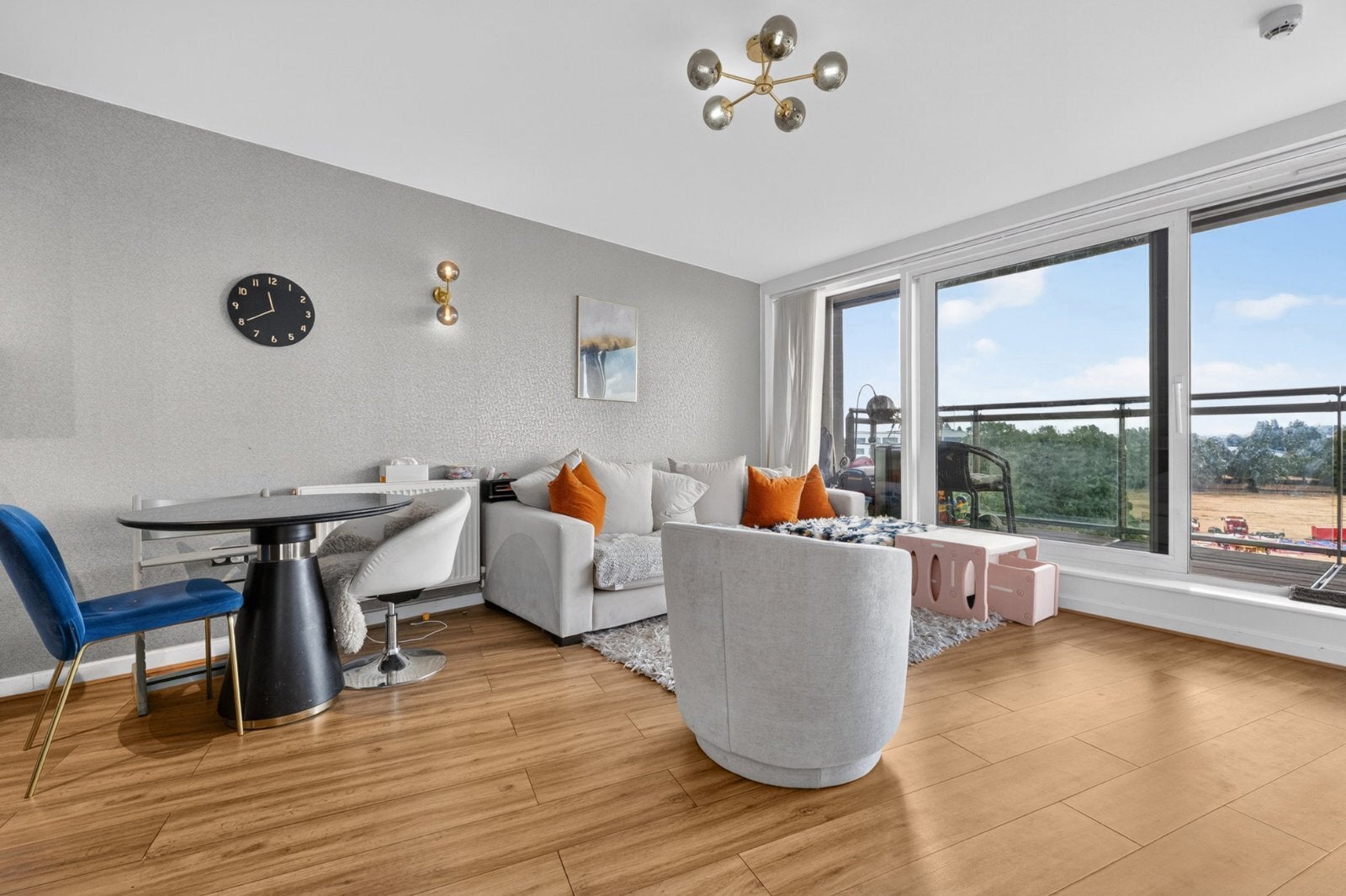 Flat Mapleton Road in Greater London