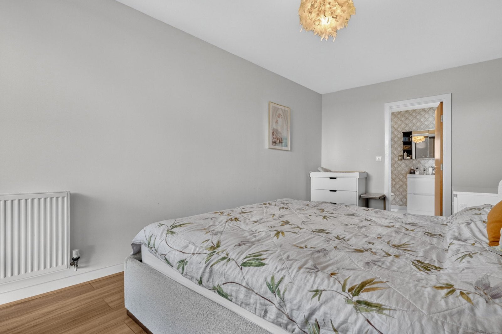 Flat Mapleton Road in Greater London