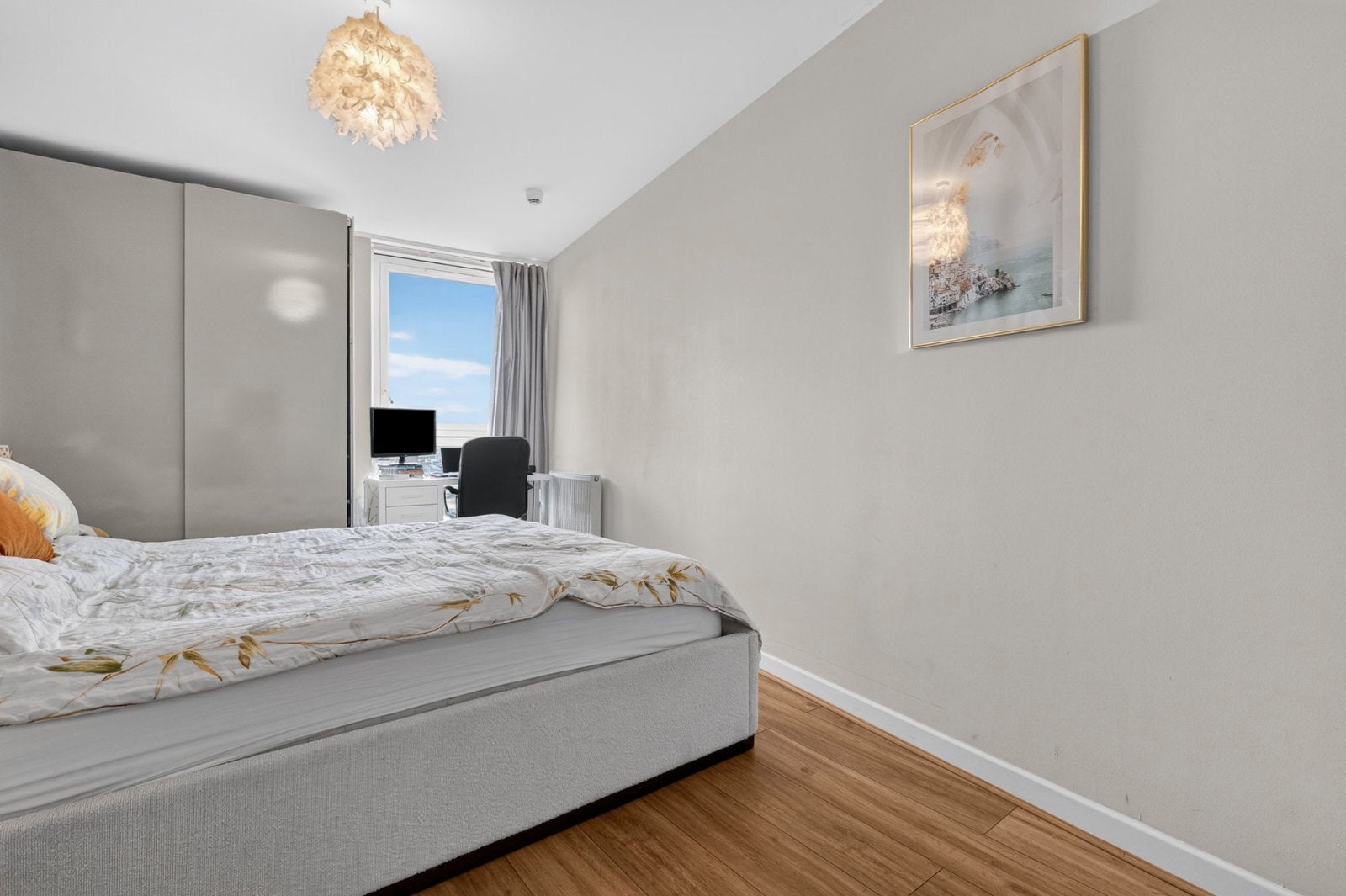 Flat Mapleton Road in Greater London