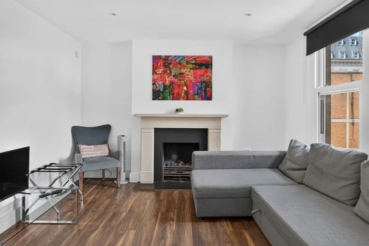 Flat Spring Street in City of Westminster