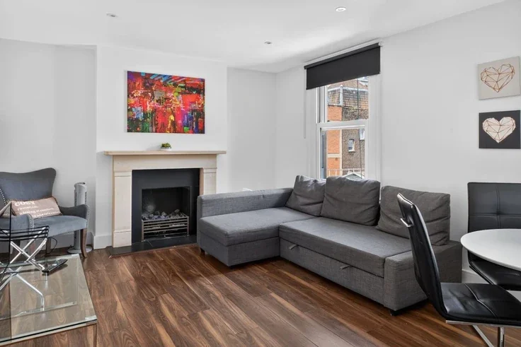 Flat Spring Street in City of Westminster
