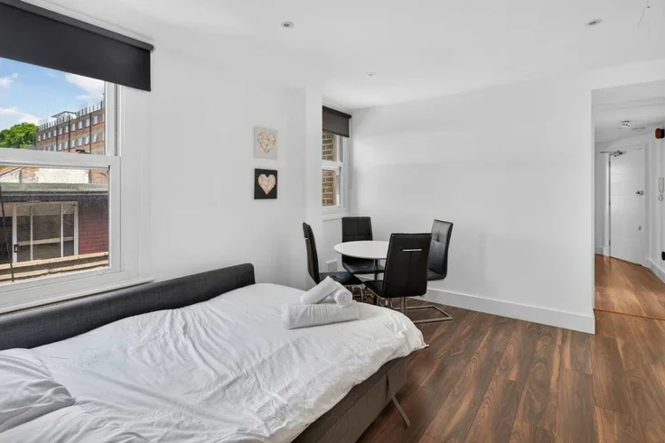 Flat Spring Street in City of Westminster