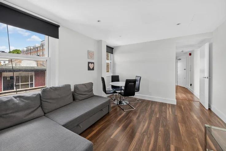 Flat Spring Street in City of Westminster