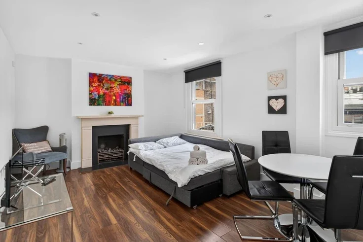 Flat Spring Street in City of Westminster