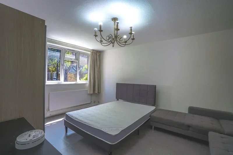 Room Ron Leighton Way in Greater London