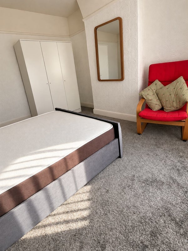 Room Royston Avenue in Tameside
