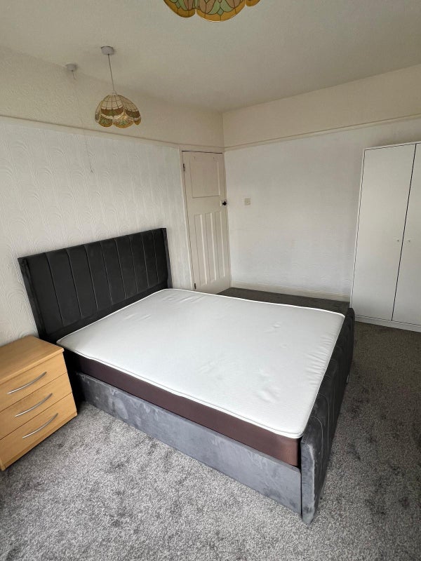 Room Royston Avenue in Tameside