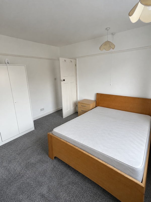 Room Royston Avenue in Tameside