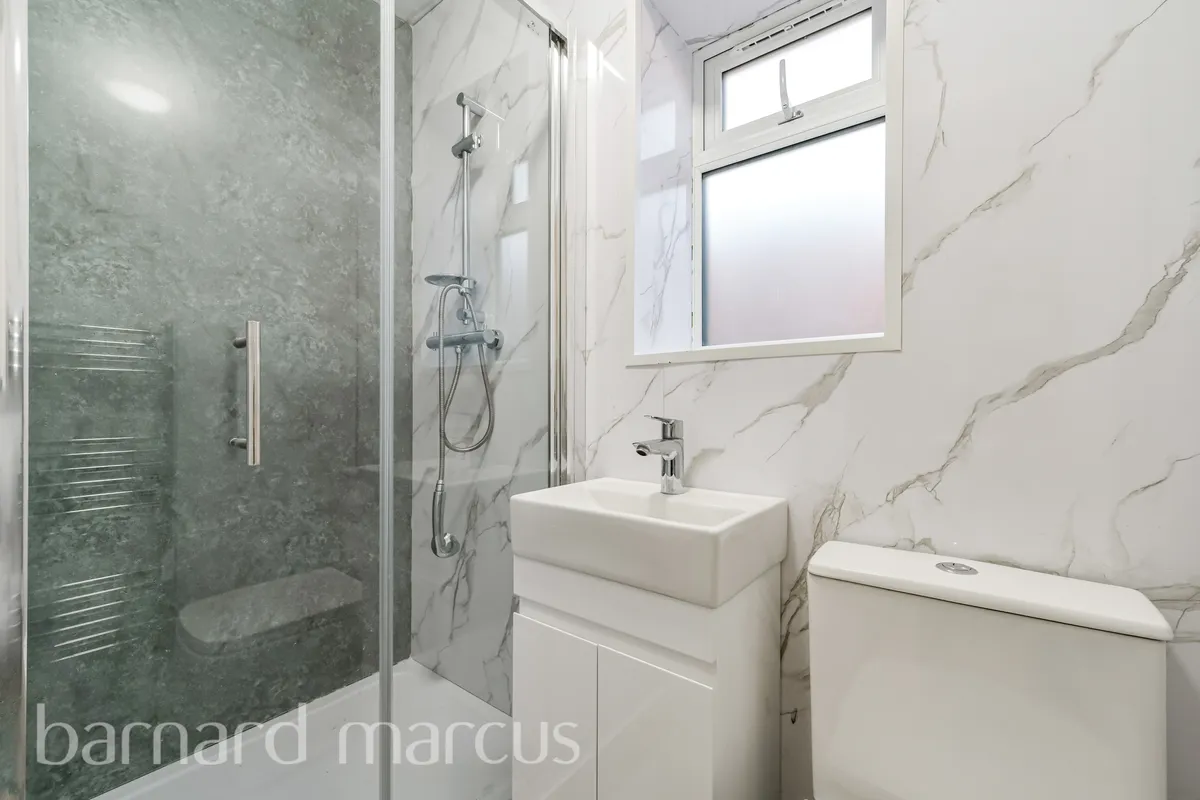 Flat Parkfield Road in Greater London