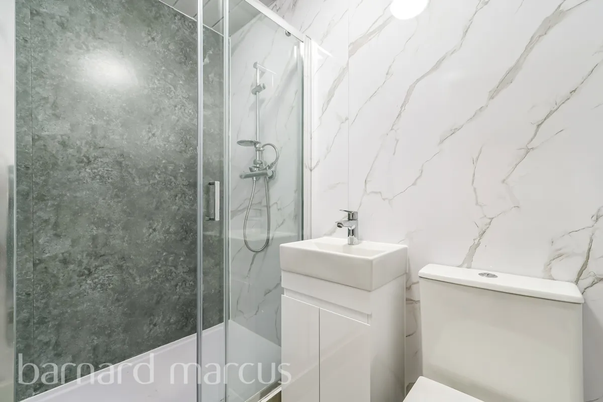 Flat Parkfield Road in Greater London