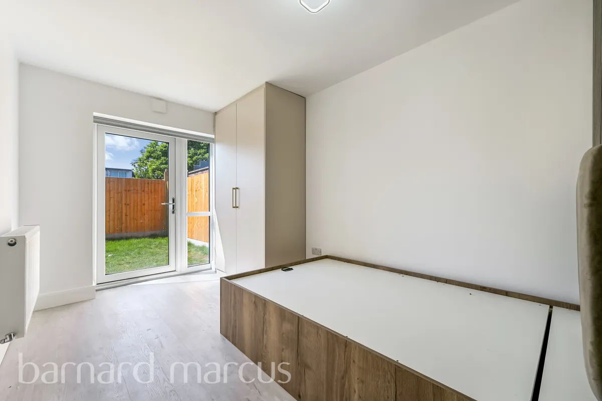 Flat Parkfield Road in Greater London