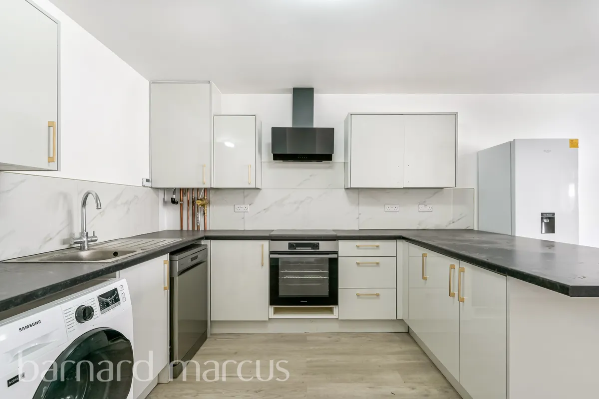 Flat Parkfield Road in Greater London