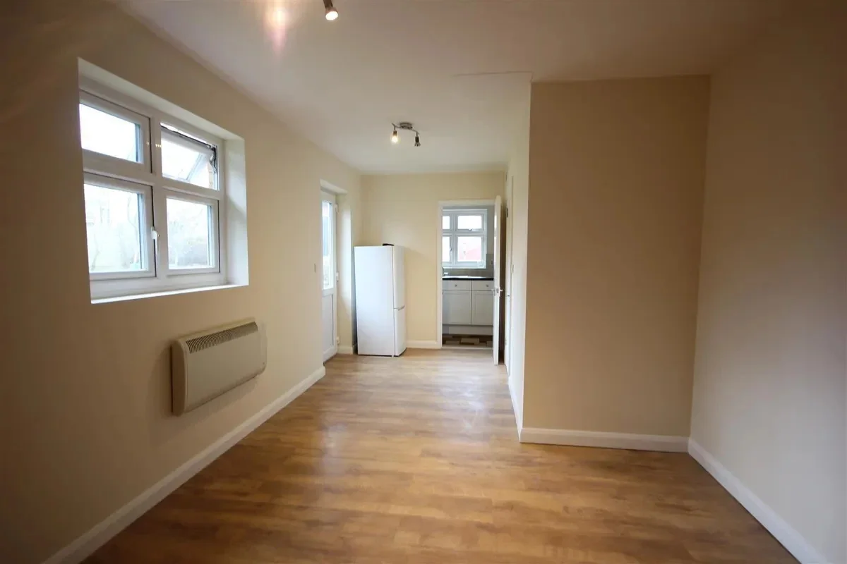 Flat Kenmore Gardens in Greater London