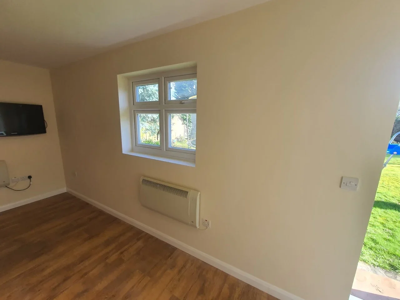 Flat Kenmore Gardens in Greater London