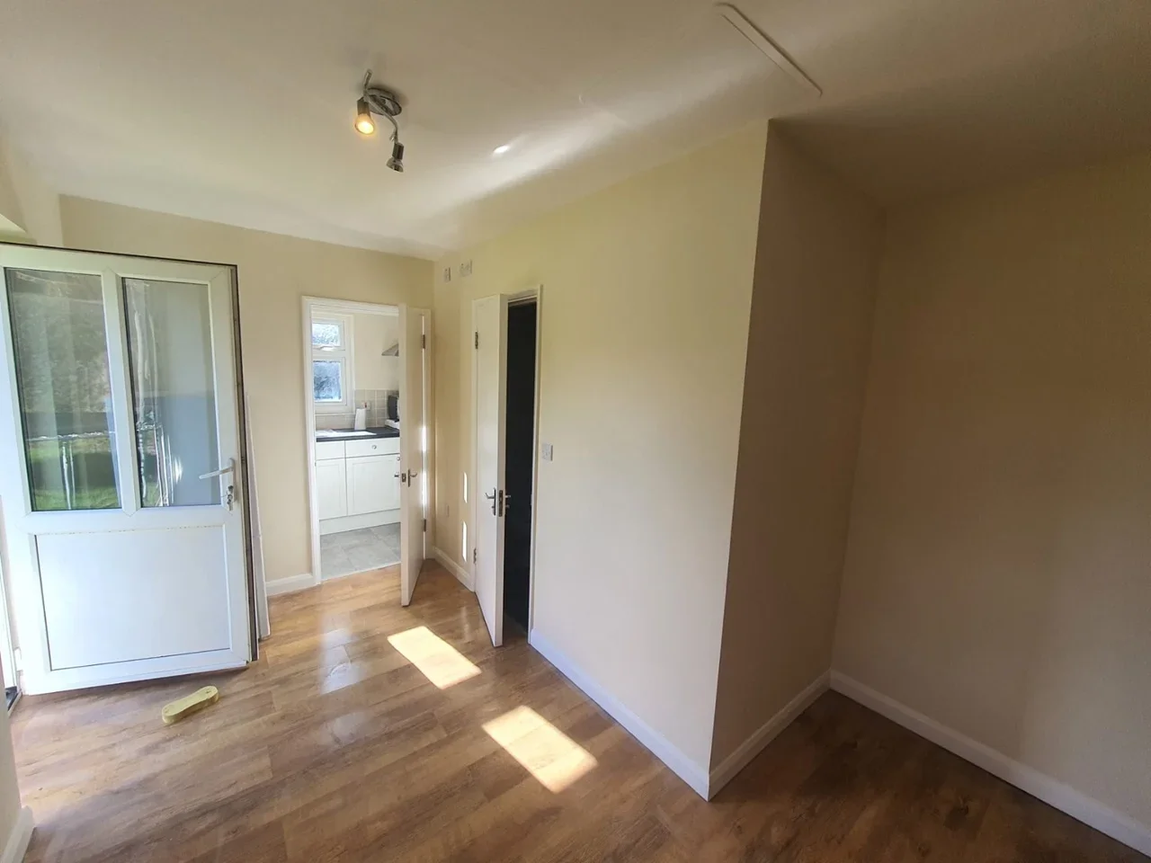 Flat Kenmore Gardens in Greater London
