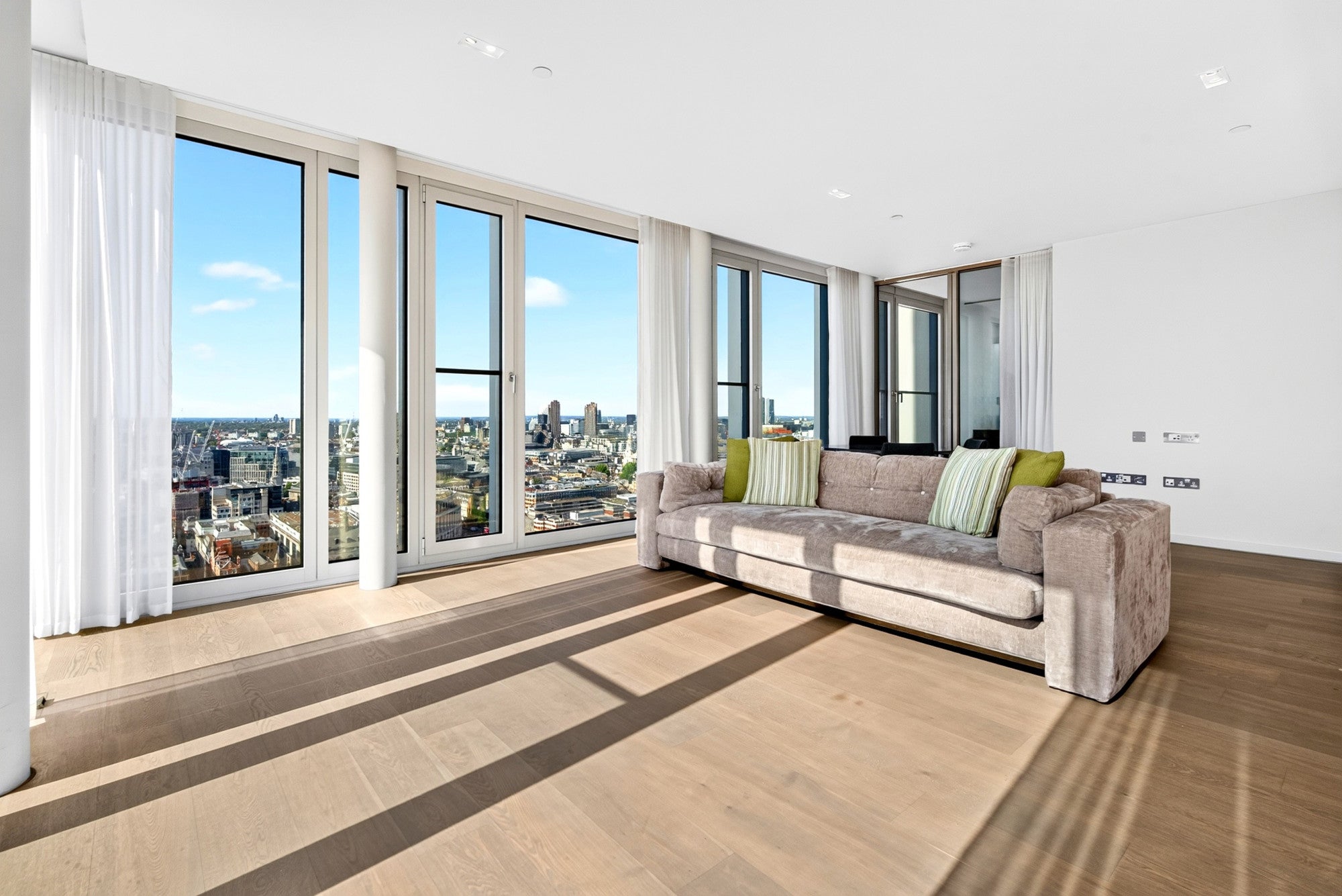 Flat Hatfields in Greater London