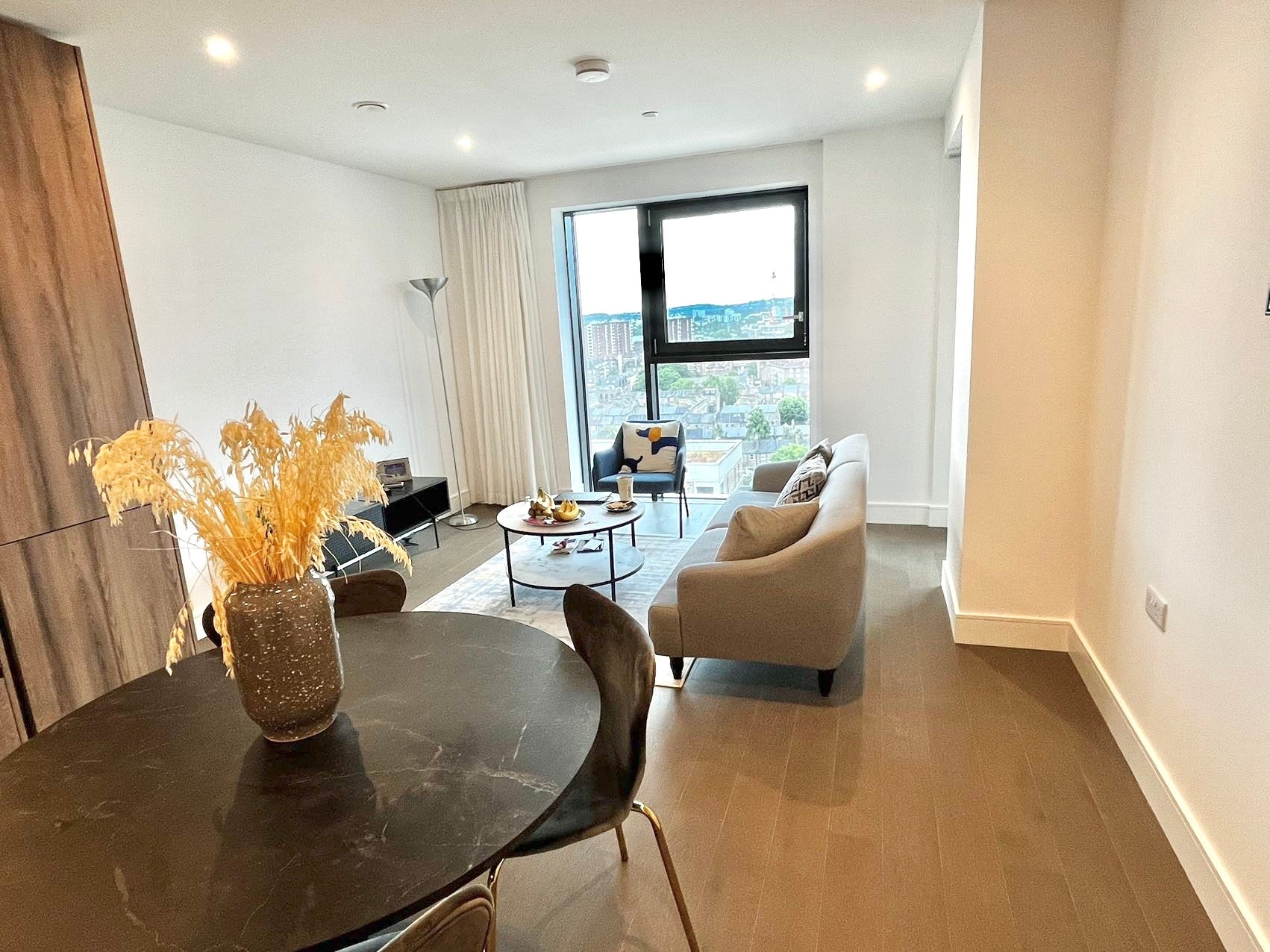 Flat Date Street in Greater London