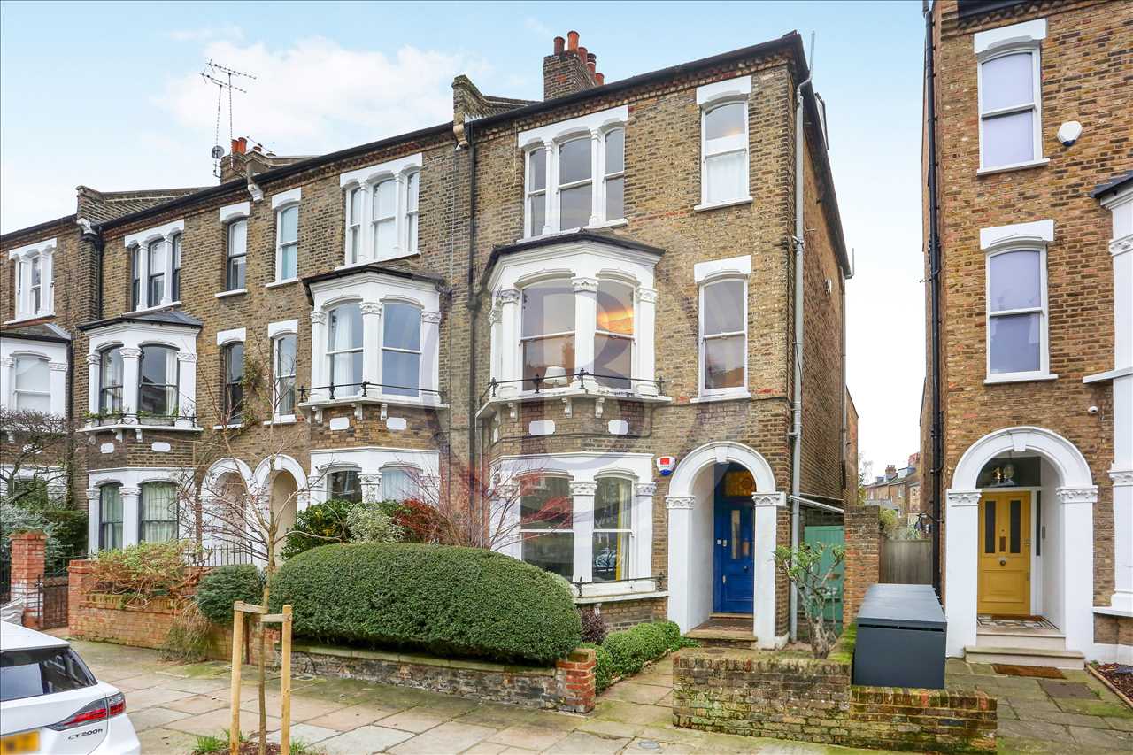 Flat Lady Somerset Road in Greater London
