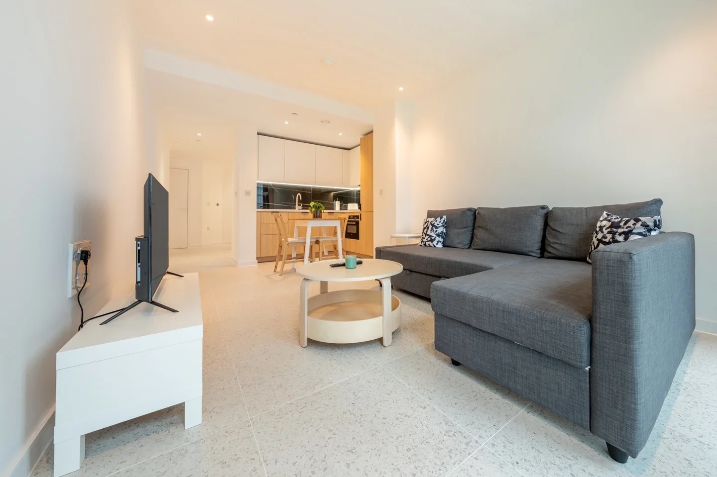 Flat Cendal Crescent in Greater London
