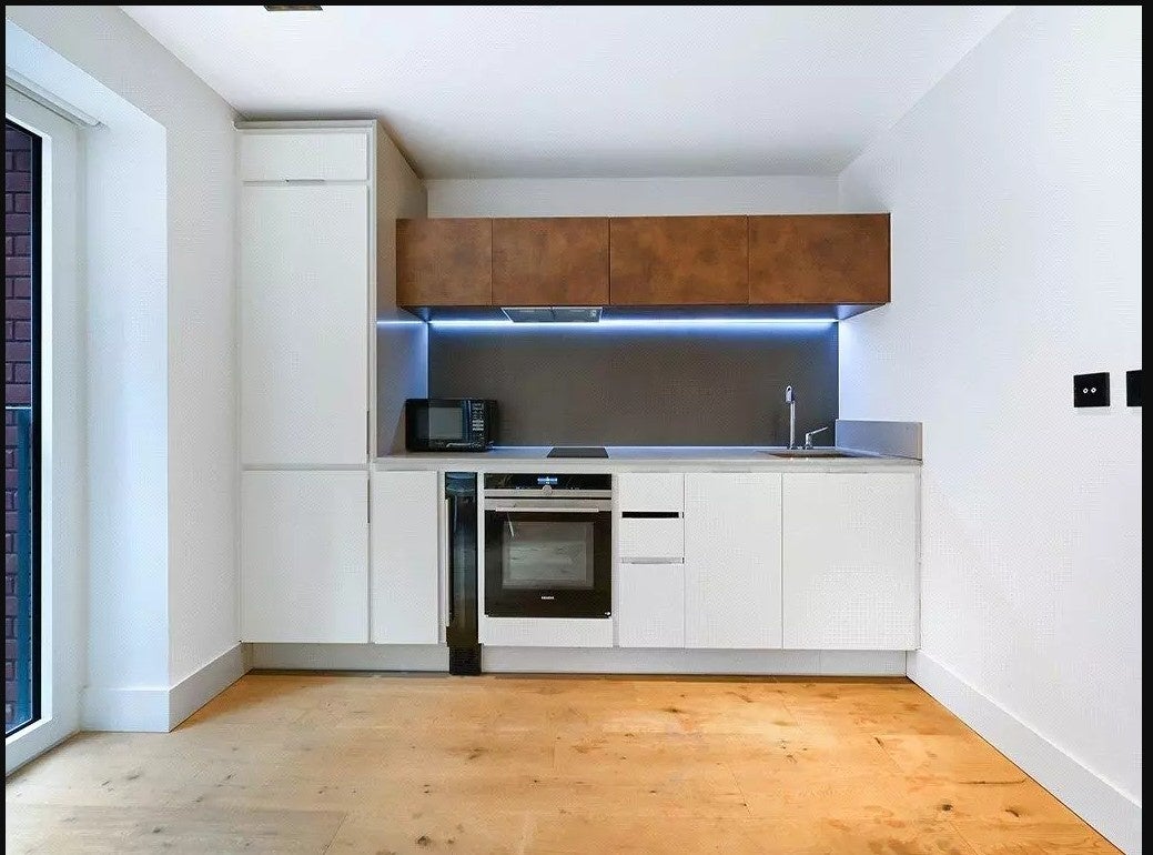 Flat Miles Street in Greater London