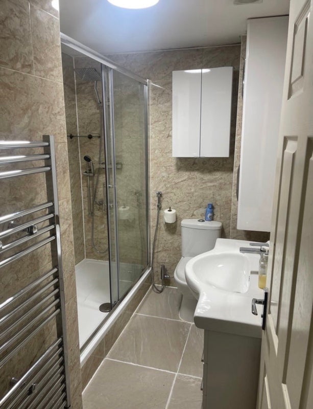 Room Flixton Road in Manchester