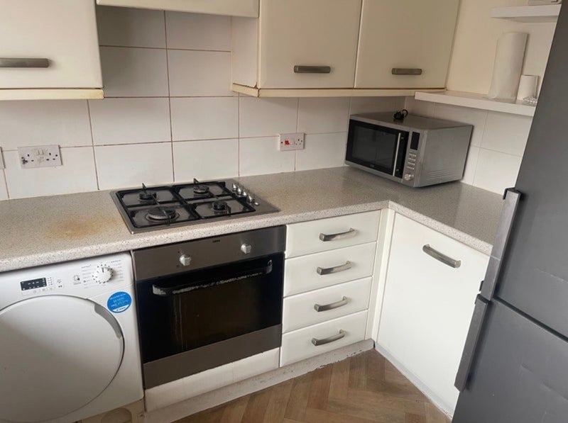 Room Flixton Road in Manchester