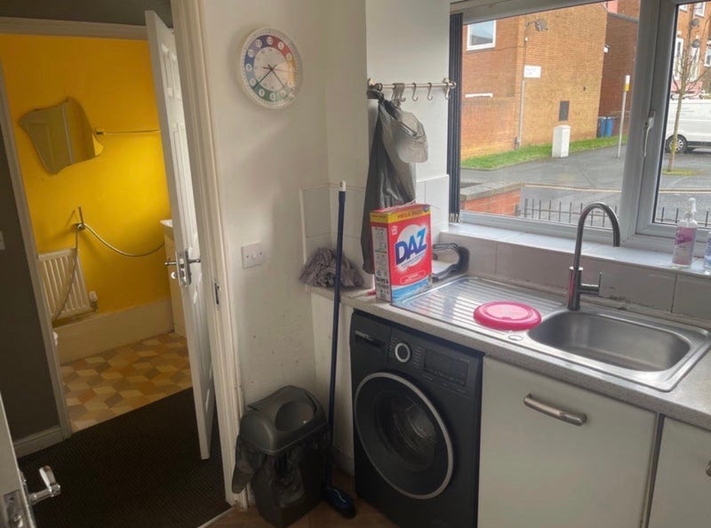 Room Flixton Road in Manchester