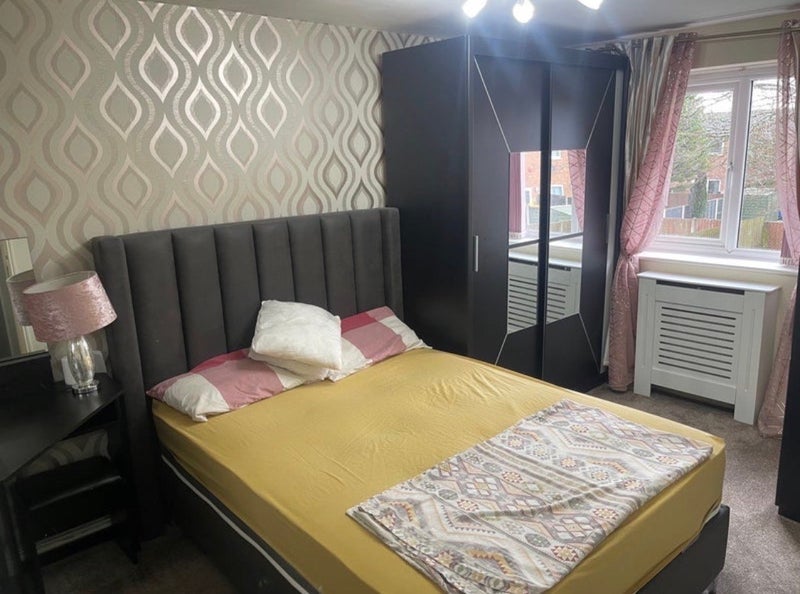 Room Flixton Road in Manchester