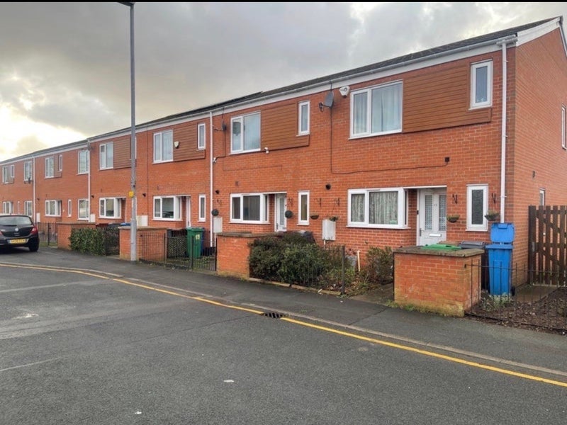 Room Flixton Road in Manchester
