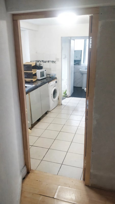 Room Selby Road in Greater London