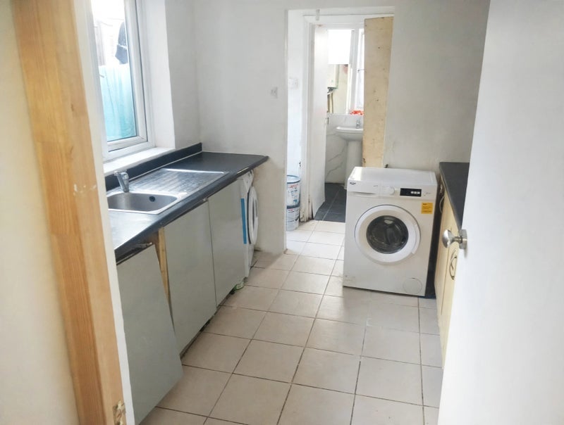 Room Selby Road in Greater London