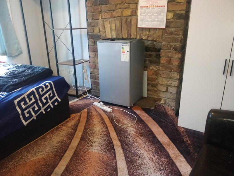 Room Selby Road in Greater London