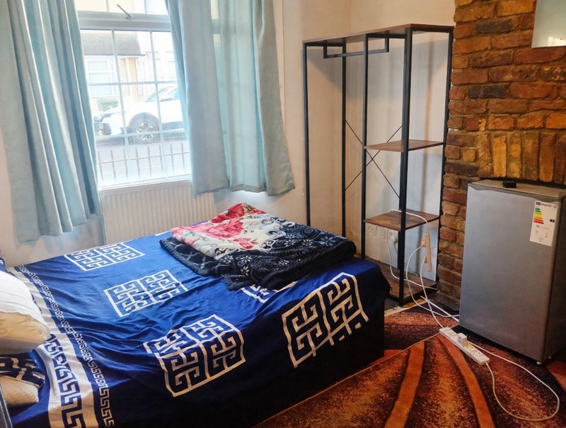 Room Selby Road in Greater London