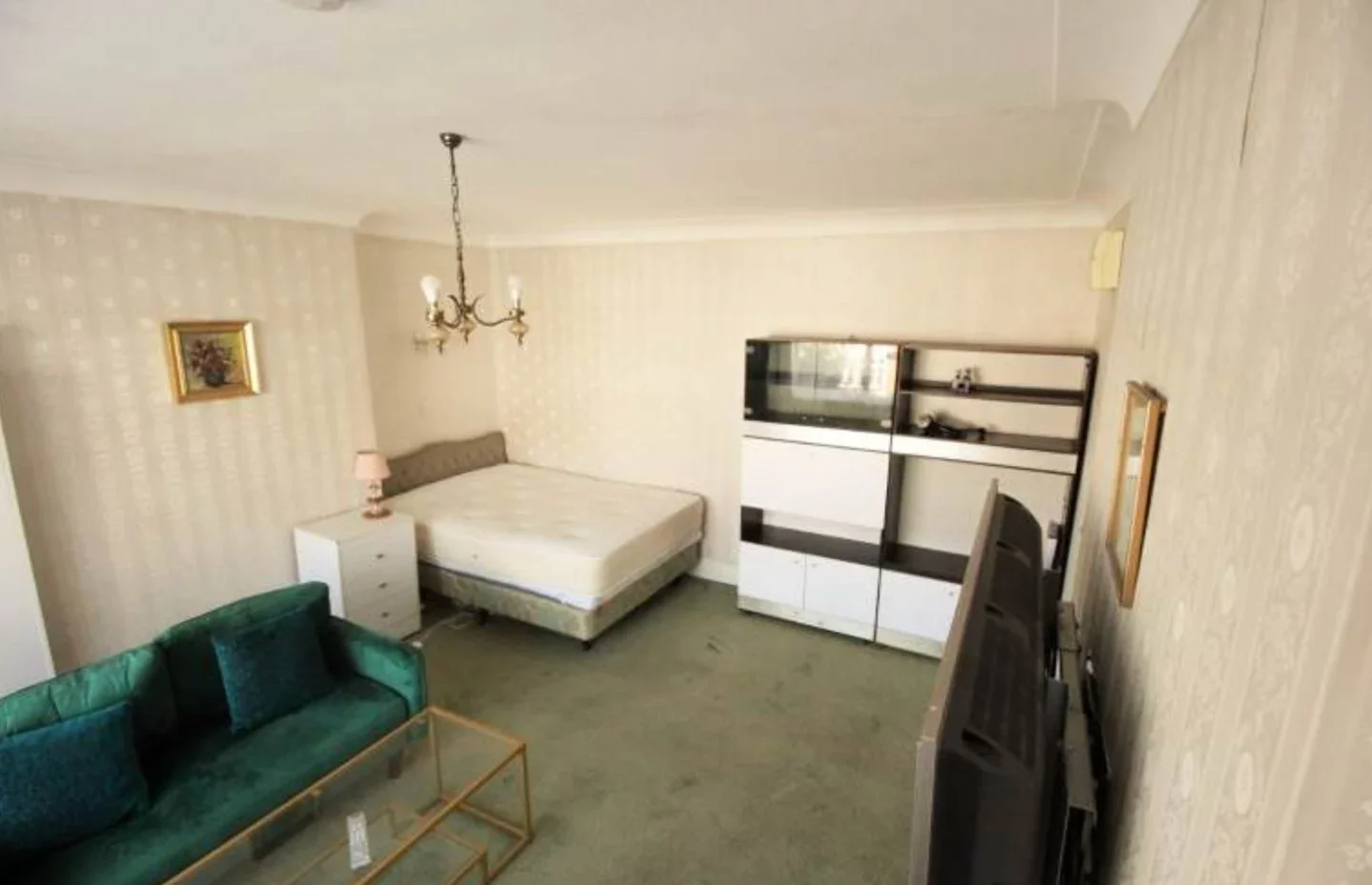 Flat Westbury Road in Greater London