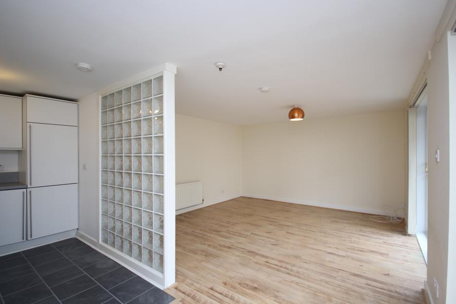 Flat Lochburn Road in Glasgow