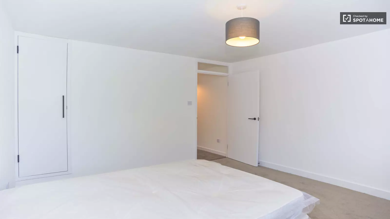 Flat Fawcett Close in Greater London