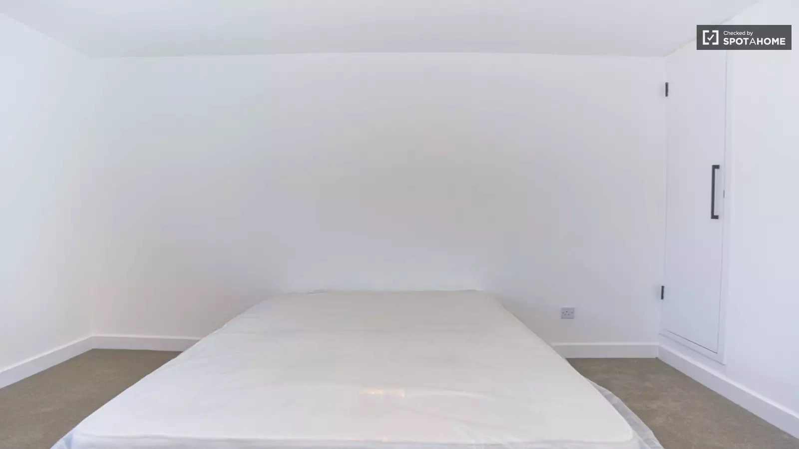 Flat Fawcett Close in Greater London